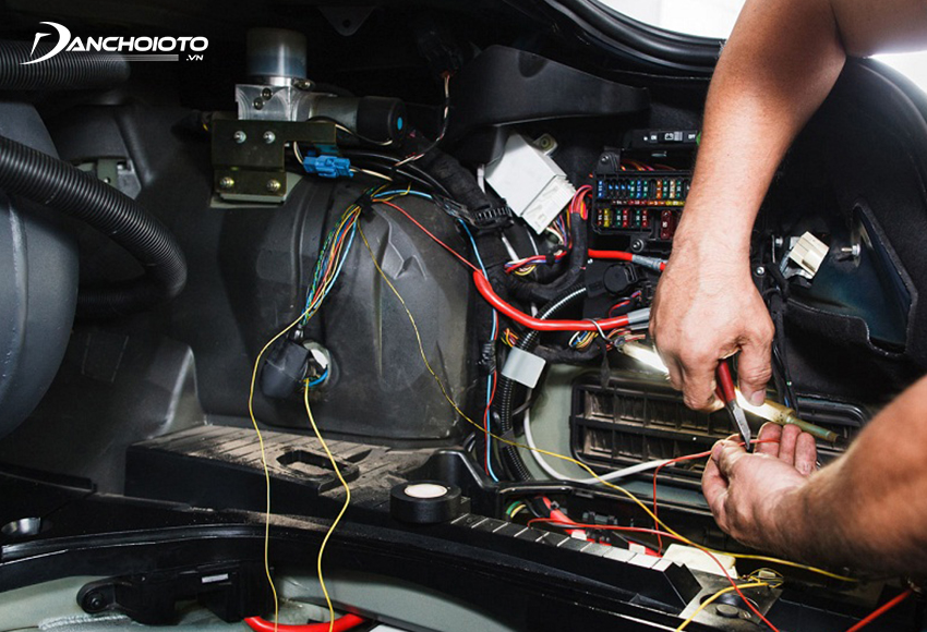 Dây điện giúp kết nối và truyền tải dòng điện từ máy phát hay ắc quy đến toàn bộ hệ thống điện trên ô tô