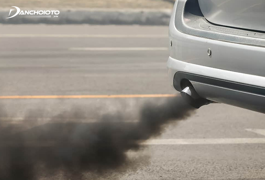 Xe bị ra khói đen là một trong các dấu hiệu van PCV bị hỏng thường gặp nhất