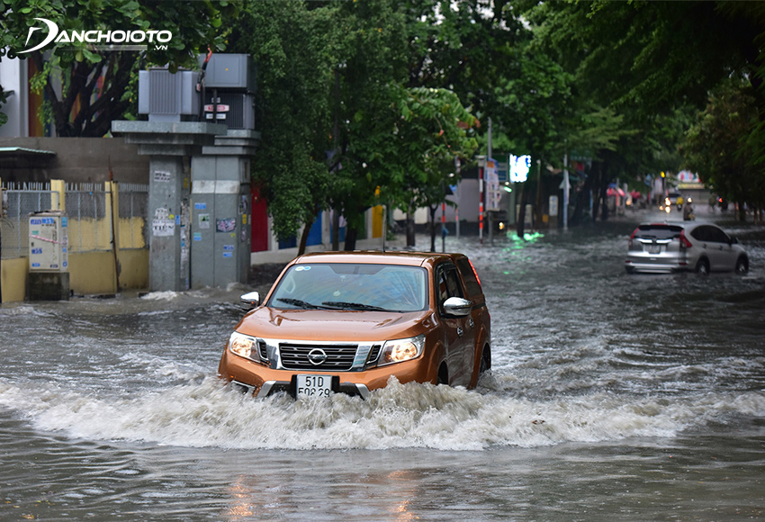Khi chạy xe qua đường ngập nước, nếu lái không khéo nước rất dễ tràn vào động cơ làm xe chết máy