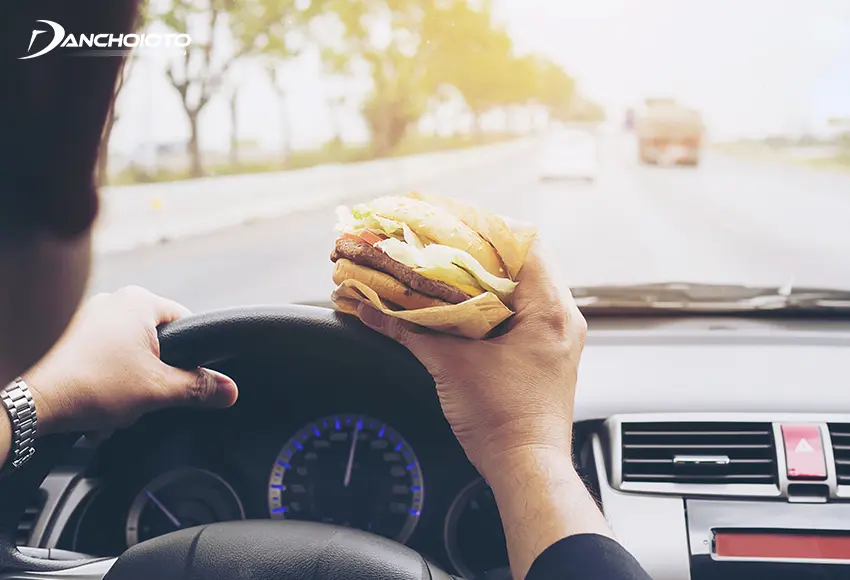 Một nghiên cứu đã kết luận ăn uống khi lái xe có thể tăng rủi ro gặp tai nạn lên đến 80%