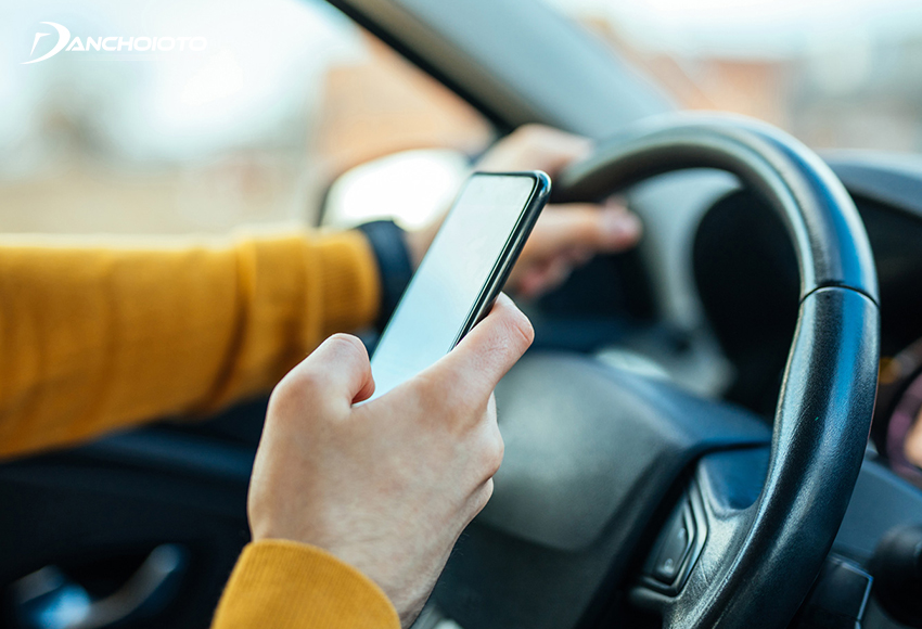 Sử dụng điện thoại luôn là một trong những nguyên nhân dễ dẫn đến tai nạn nhất