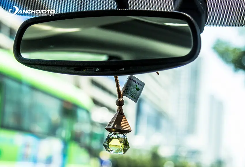 Tinh dầu ô tô lan toả hương thơm dịu nhẹ, không chỉ giúp khử mùi, xua đuổi côn trùng mà còn đem đến nhiều lợi ích cho sức khoẻ