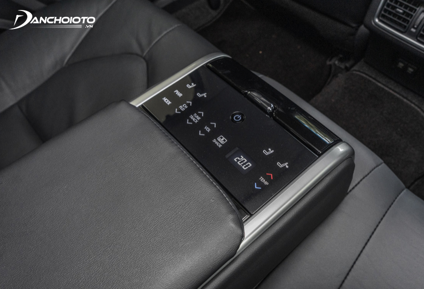 Bệ để tay hàng ghế sau của Toyota Camry 2022 còn tích hợp một bảng điều khiển cảm ứng hiện đại