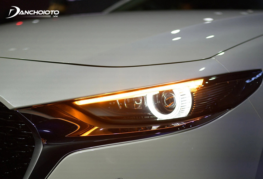 Cụm đèn trước Mazda 3 2023 được chuốt mỏng, nhấn sâu thần thái