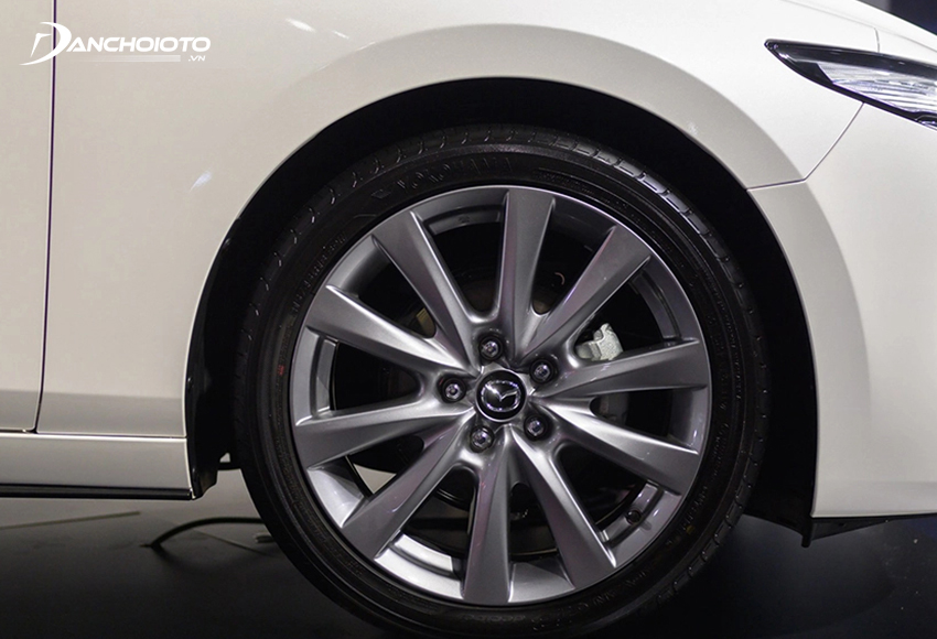 “Dàn chân” Mazda 3 2023 thu hút điểm nhìn với bộ mâm 18inch đa chấu sắc sảo