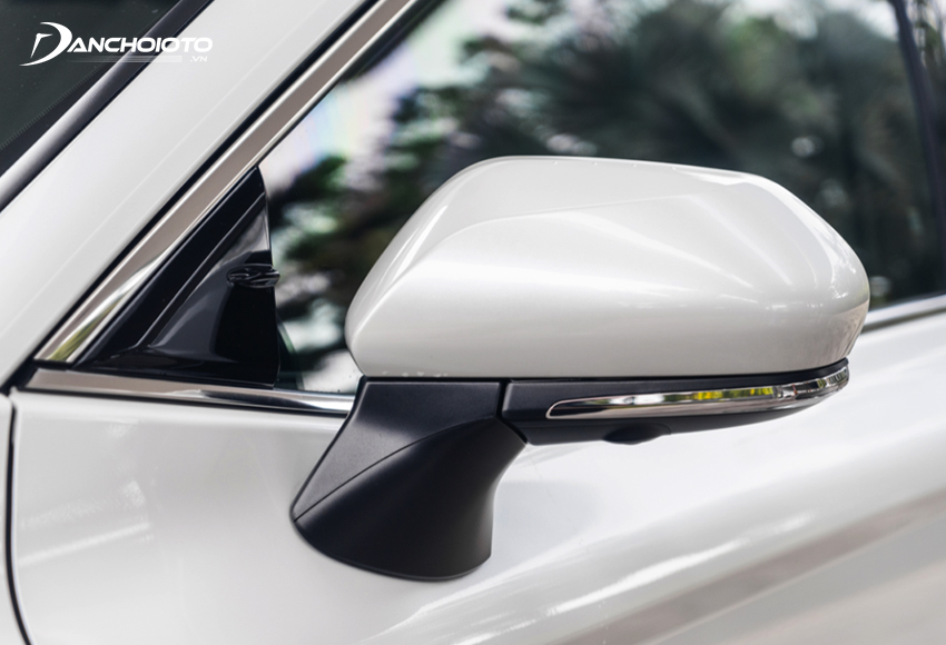 Gương chiếu hậu Toyota Camry 2022 tích hợp đầy đủ các tính năng