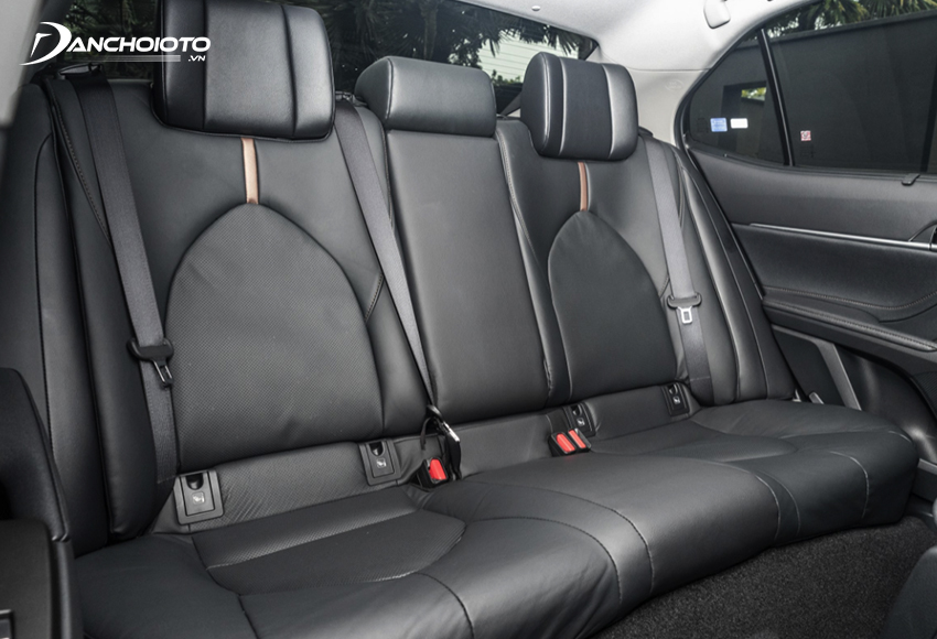 Hàng ghế sau của Toyota Camry luôn được đánh giá cao hơn nhiều đối thủ bởi đi theo phong cách rất “ông chủ”