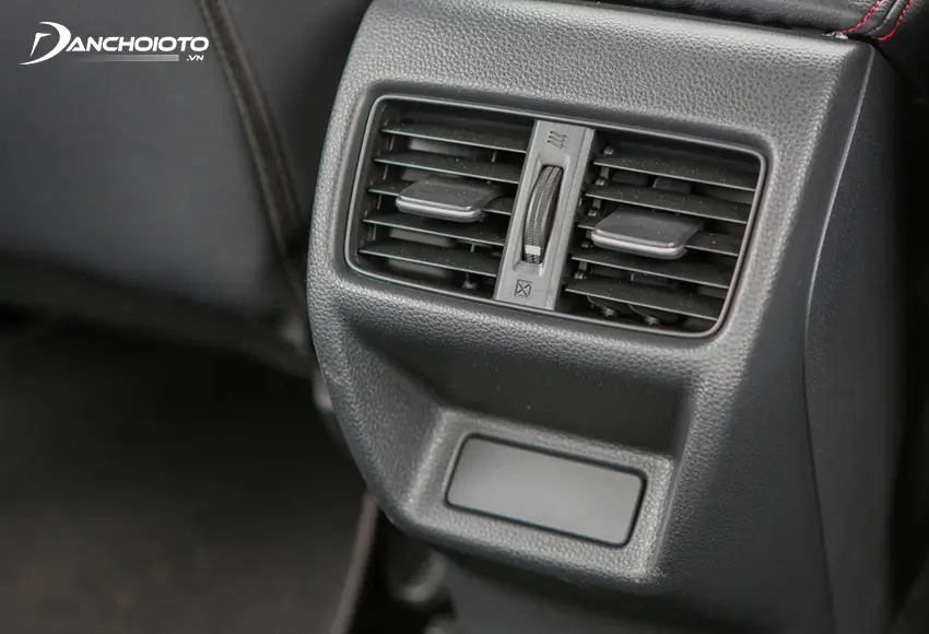 Honda Civic RS dùng điều hoà tự động 2 vùng có cửa gió cho hàng ghế sau