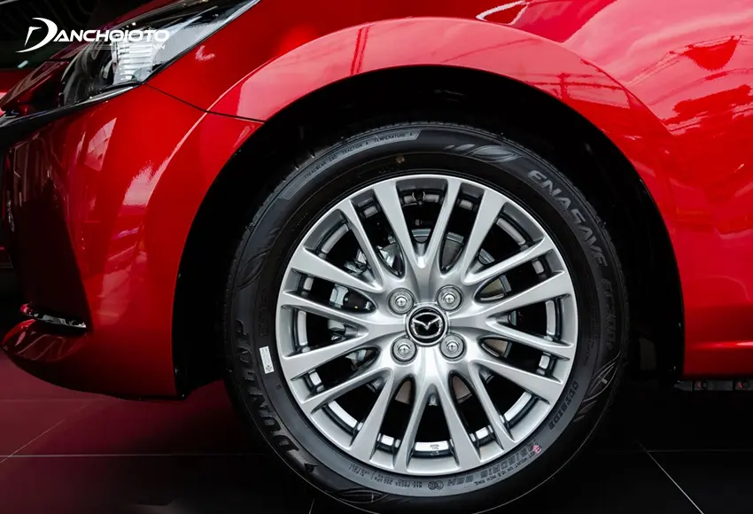 Mazda 2 2022 được trang bị bộ mâm kích thước 16inch thiết kế 8 chấu kép đẹp mắt