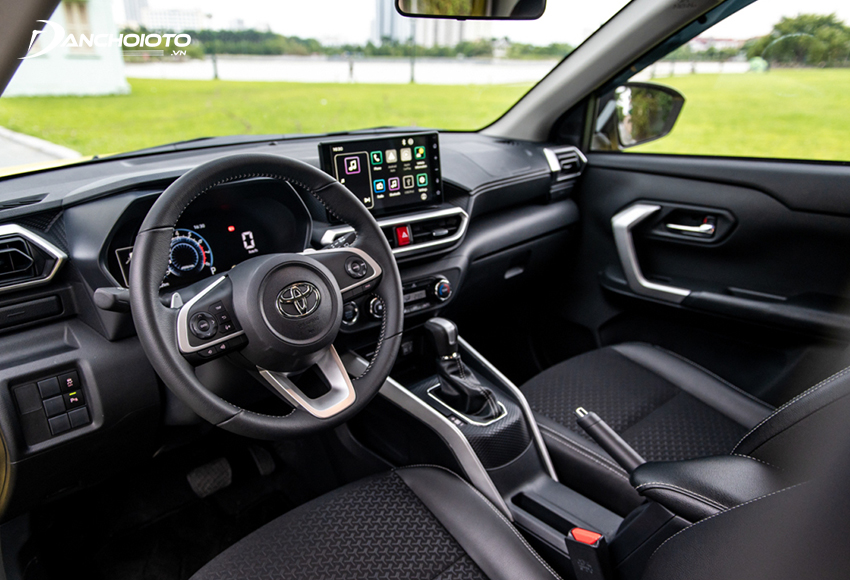 Nội thất Toyota Raize 2023 cũng được áp dụng thiết kế hoàn toàn mới, cầu kỳ và hiện đại