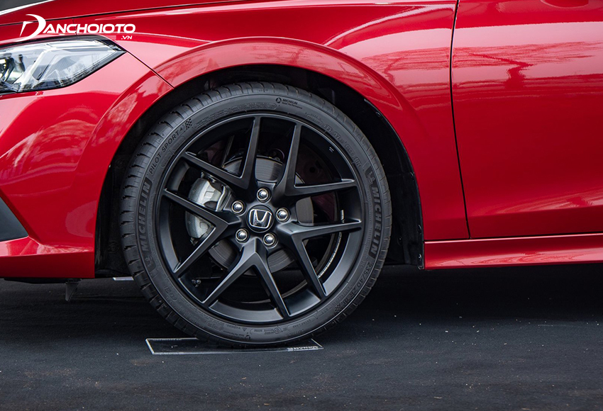 Phiên bản Honda Civic RS sử dụng mâm 18inch tối màu vừa thể thao vừa thời trang