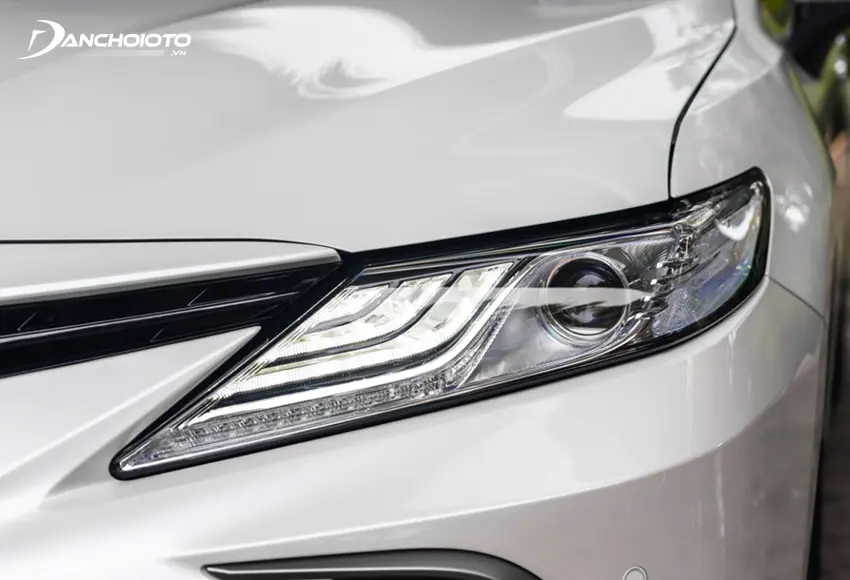 Toyota Camry 2022 được trang bị hệ thống chiếu sáng tự động cường độ cao Automatic High Beam
