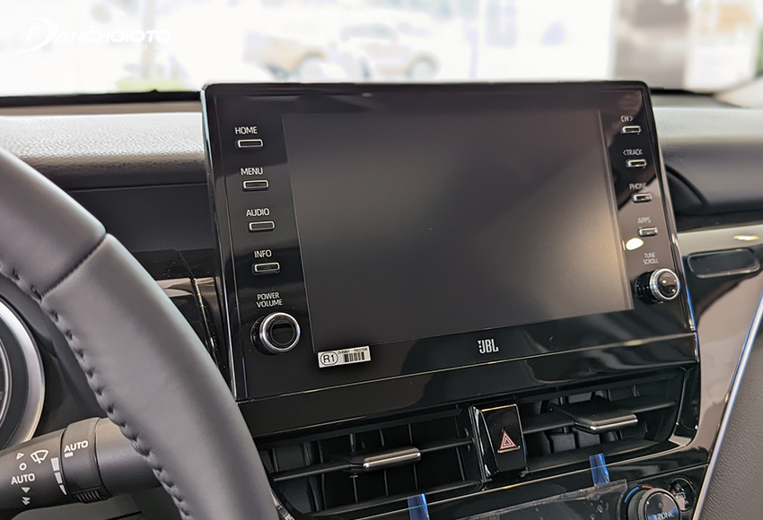 Toyota Camry 2024 được trang bị màn hình trung tâm kiểu nổi 9 inch cùng 9 loa JBL cho âm thanh sống động