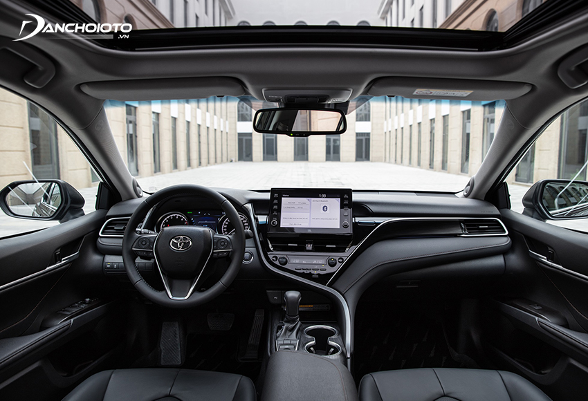 Toyota Camry 2024 sở hữu không gian nội thất sang trọng chẳng thua kém “đàn anh” hạng sang Lexus ES