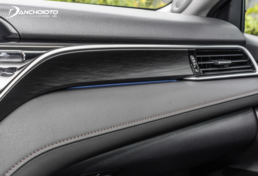 Vật liệu sử dụng trong nội thất Toyota Camry chủ yếu là da, thêm các chi tiết trang trí ốp gỗ và mạ bạc được sắp đặt khá tinh tế