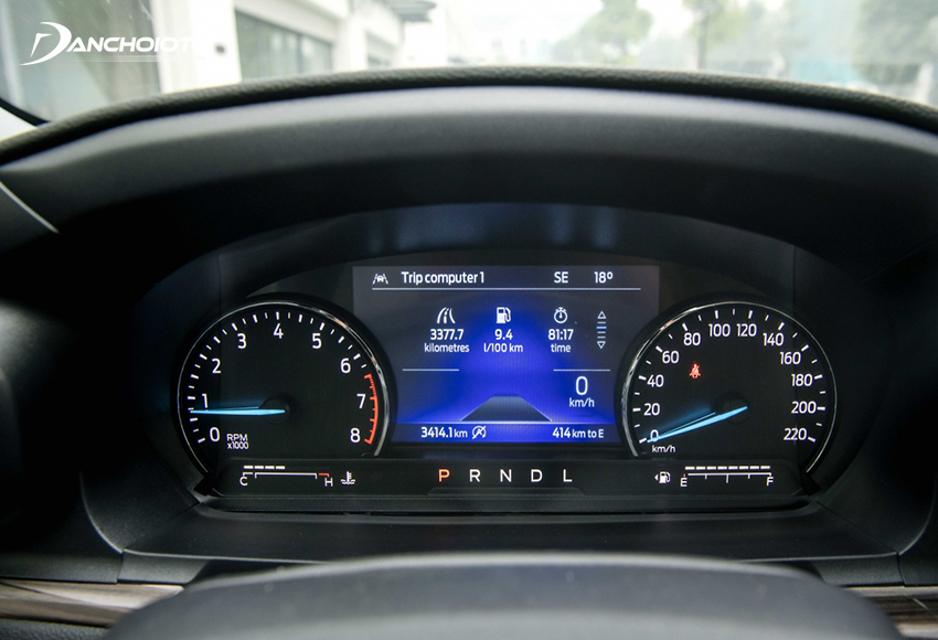 Bảng đồng hồ Ford Explorer 2023 gồm hai đồng hồ analog nằm đối xứng qua một màn hình hiển thị đa thông tin 6.5inch