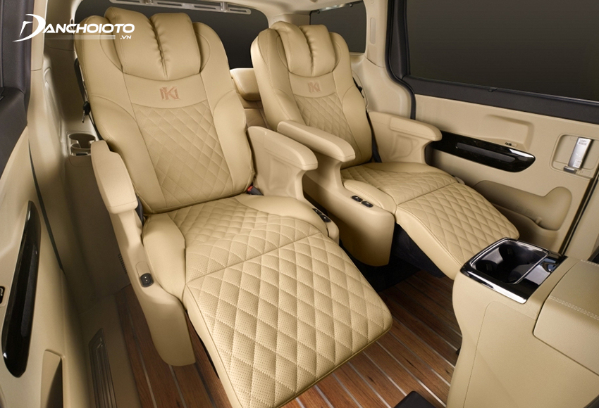 Bệ gác chân là một trong những điểm khác biệt cơ bản giữa ghế limousine và ghế xe thông thường