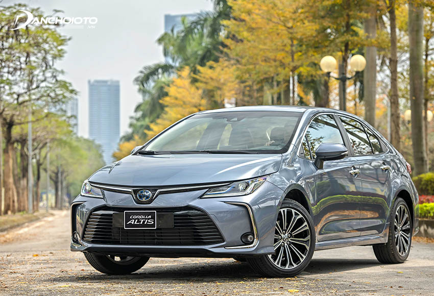 Bên trong lưới tản nhiệt Toyota Corolla Altis 2024 là các thanh ngang dày nằm khít nhau tạo cảm giác cứng cáp, vững chãi