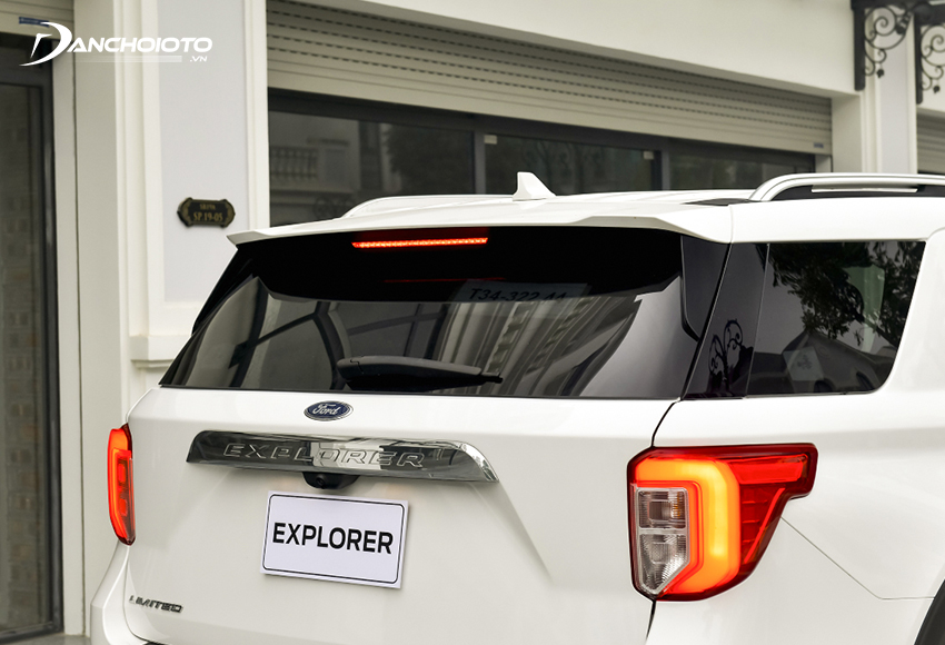 Cụm đèn hậu Ford Explorer 2024 bố trí gọn gàng, nổi bật với dải LED chữ C đầy đặn