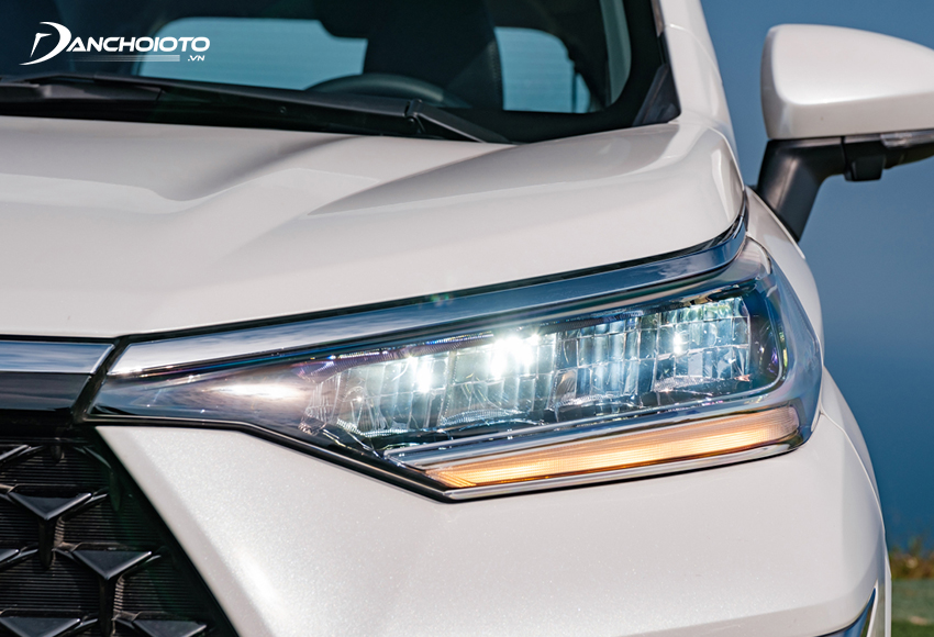 Cụm đèn trước Toyota Veloz Cross 2023 được đẽo gọt dứt khoát, thiết kế LED chia khoang sang trọng tạo nên “ánh mắt” cực kỳ thần thái