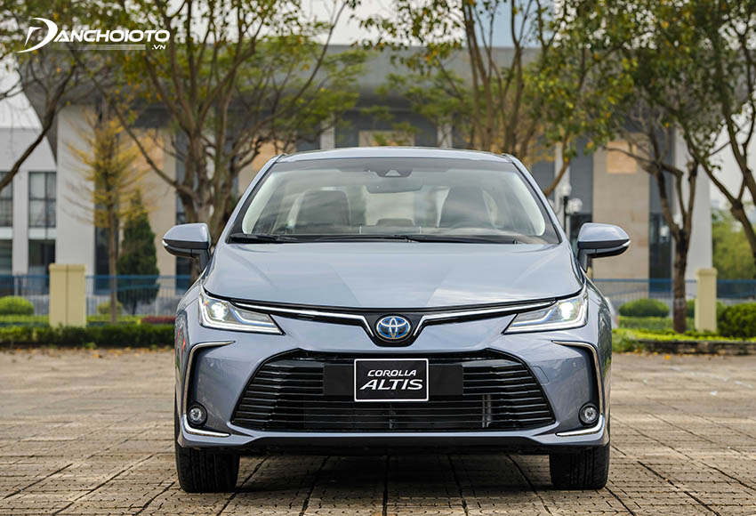 Đầu xe Toyota Corolla Altis 2022 ấn tượng với bộ lưới tản nhiệt tối màu mở rộng