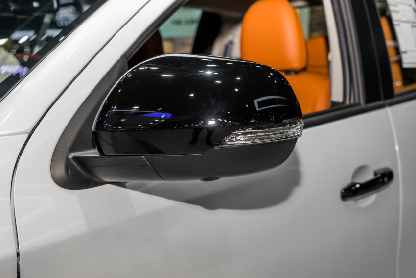 Gương chiếu hậu Mitsubishi Triton Athlete sơn đen, được trang bị đầy đủ các tính năng