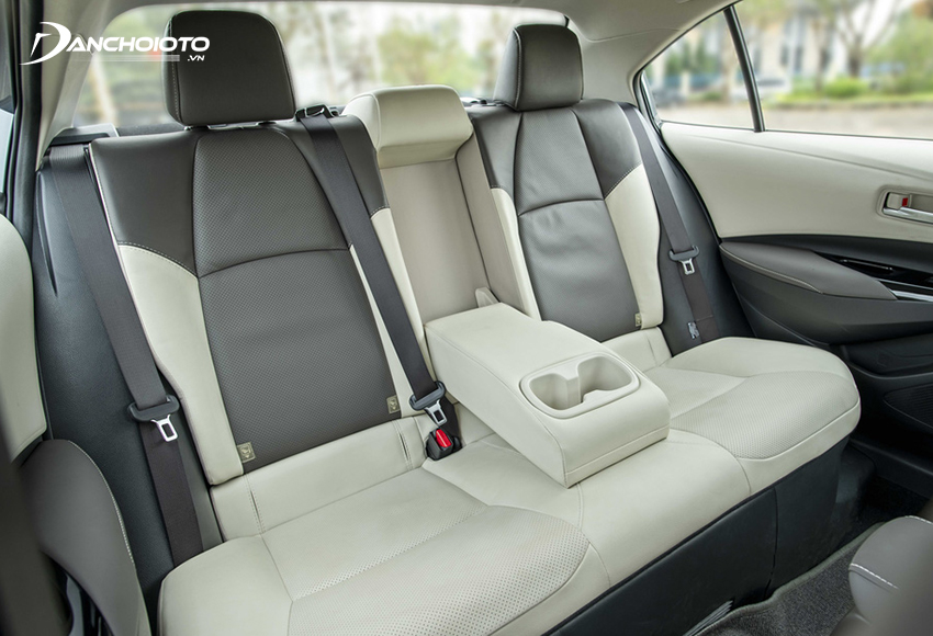 Hàng ghế sau Toyota Corolla Altis rộng rãi
