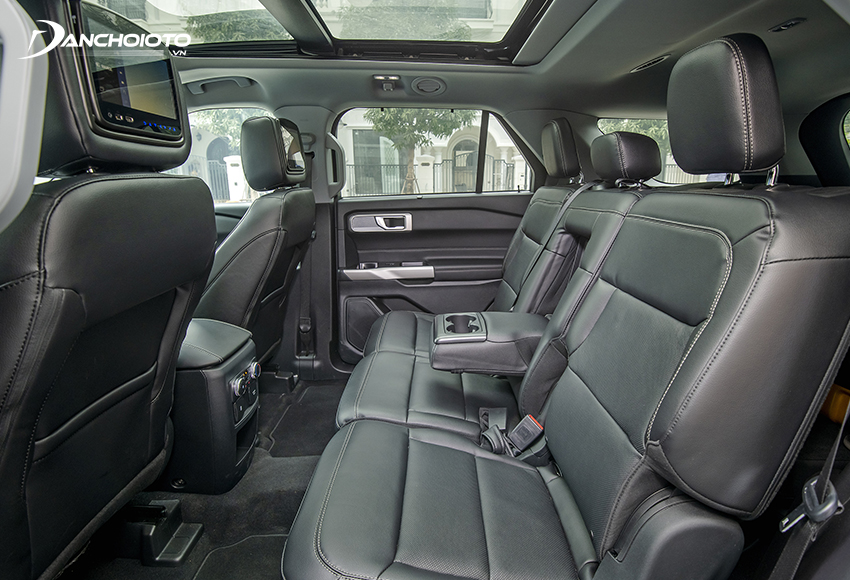 Hàng ghế thứ hai Ford Explorer 2022 rộng, vị trí ngồi khá cao cho tầm nhìn thoáng