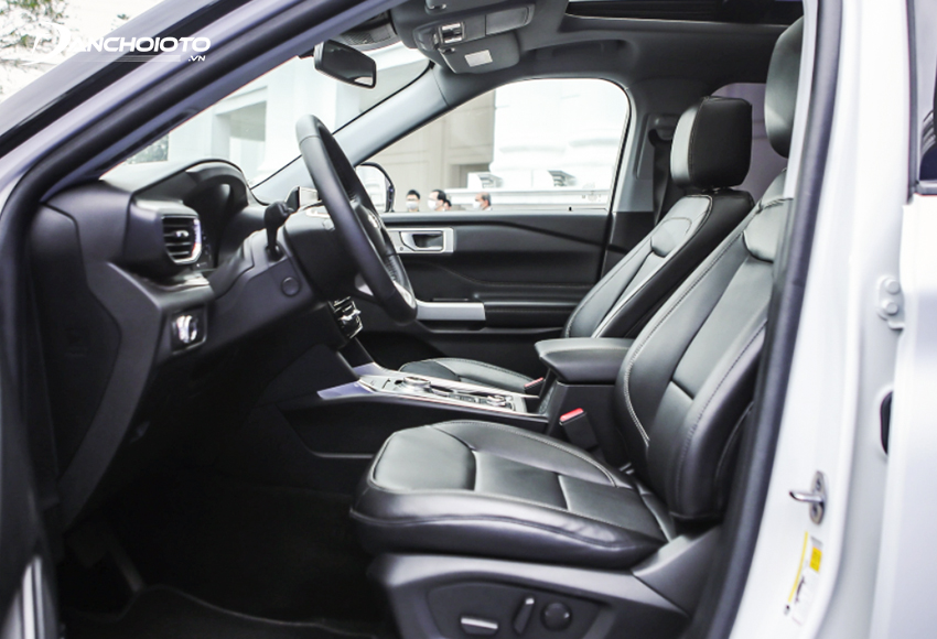 Hàng ghế trước Ford Explorer 2023 có khoảng trần rất thoáng, ghế chỉnh điện, có sưởi, làm mát và nhớ vị trí