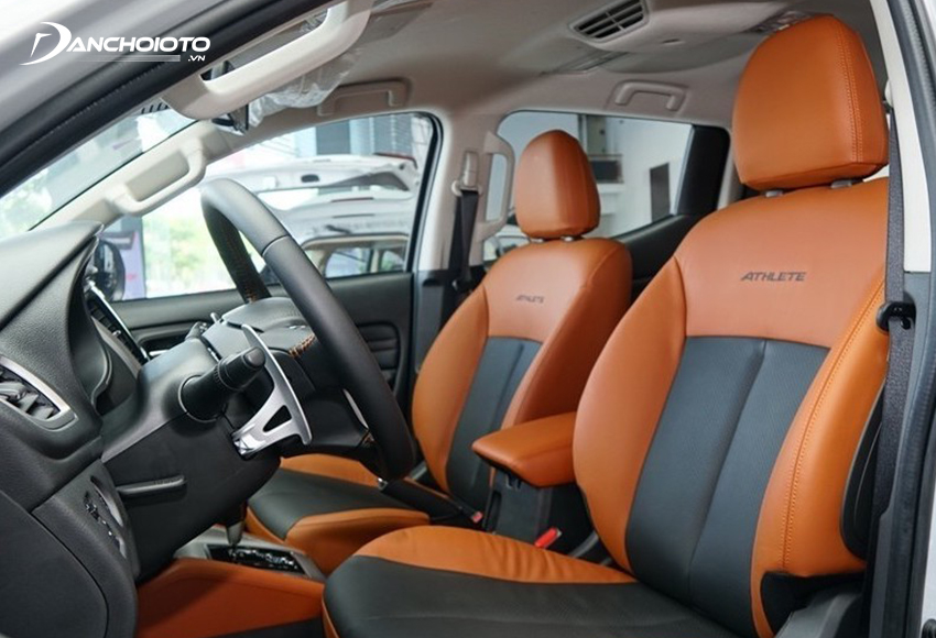 Hàng ghế trước Mitsubishi Triton thiết kế thể thao hơi ôm thân người với phần đệm nâng đỡ đùi và hông khá tốt