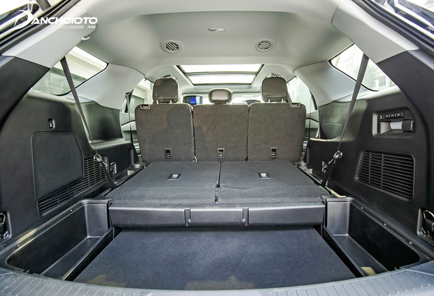 Nếu gập cả hai hàng ghế thì khoang hành lý Ford Explorer có thể mở rộng lên đến 2.486 lít