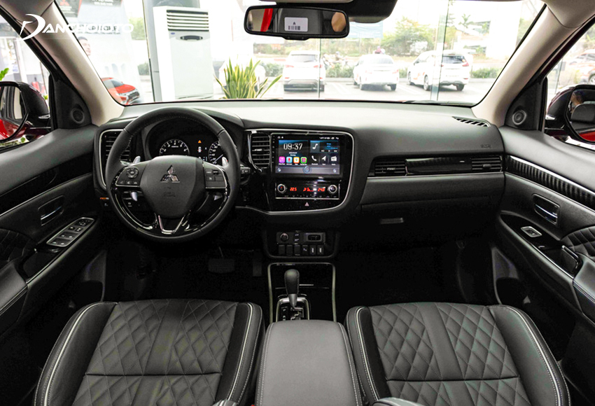 Nội thất Mitsubishi Outlander 2023 mang đậm phong cách quen thuộc của xe Nhật, đơn giản và thực dụng