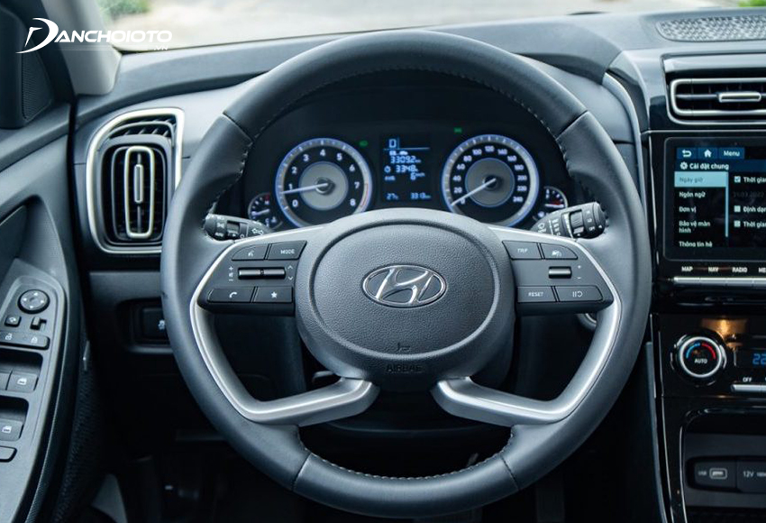 Vô lăng Hyundai Creta 4 chấu, bọc da, tích hợp đầy đủ các phím điều khiển chức năng