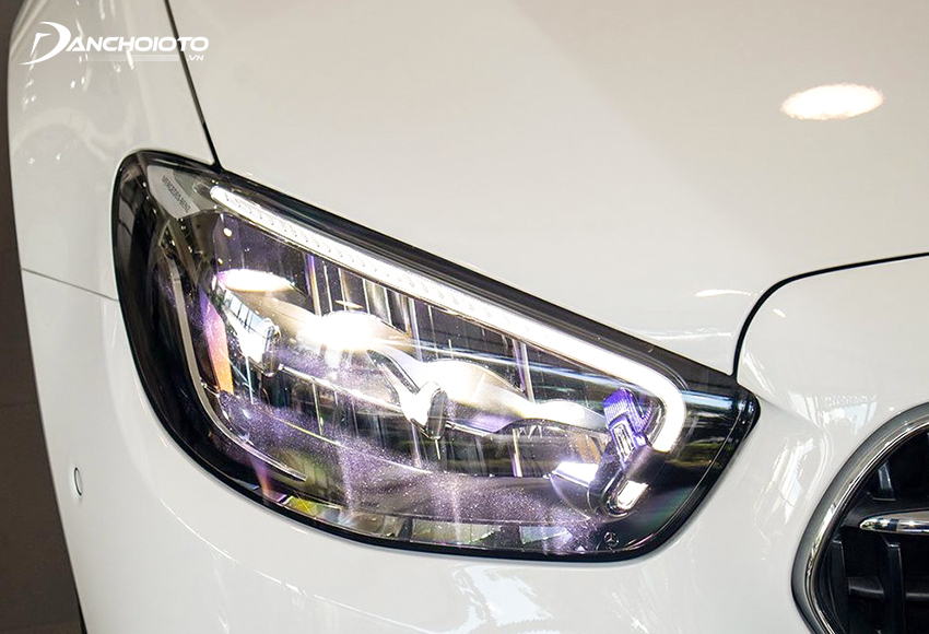 Bộ đèn chính Mercedes E180 2022 chia khoang riêng biệt theo kiểu đa tầng đẹp mắt
