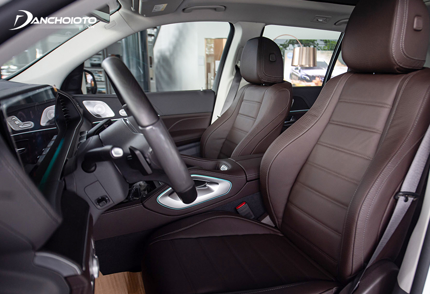 Hàng ghế trước Mercedes GLS 450 4AMTIC ôm thân người, có chỉnh điện đa hướng và nhớ 3 vị trí