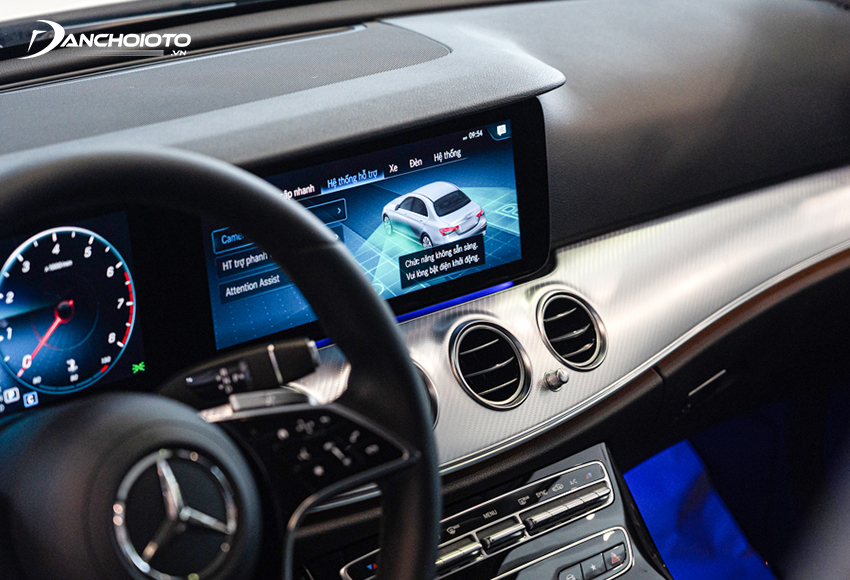 Hệ thống giải trí trên Mercedes E180 cũng được đánh giá cao khi được trang bị màn hình trung tâm 12.3inch