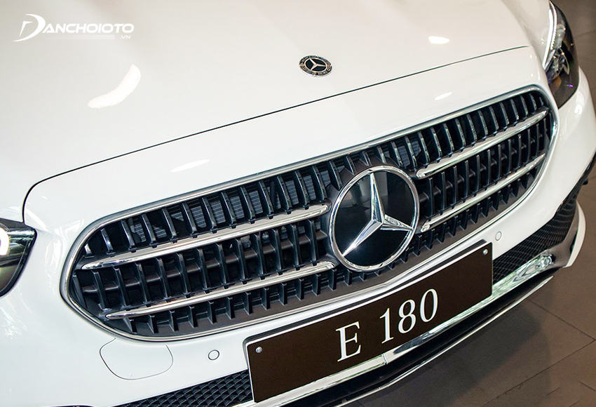Mặt ca-lăng Mercedes E180 2022 vẫn theo phong cách đặc trưng nhưng trông thanh thoát hơn