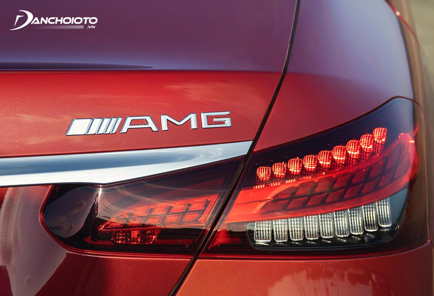 Mercedes E300 AMG 2022 có cụm đèn hậu “đắt giá” với đồ hoạ LED 3 tầng sắc sảo