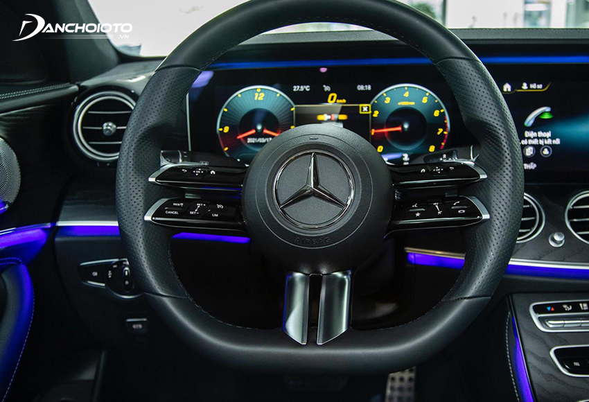 Mercedes E300 AMG được trang bị hẳn một chiếc vô lăng thể thao đa chức năng thiết kế riêng