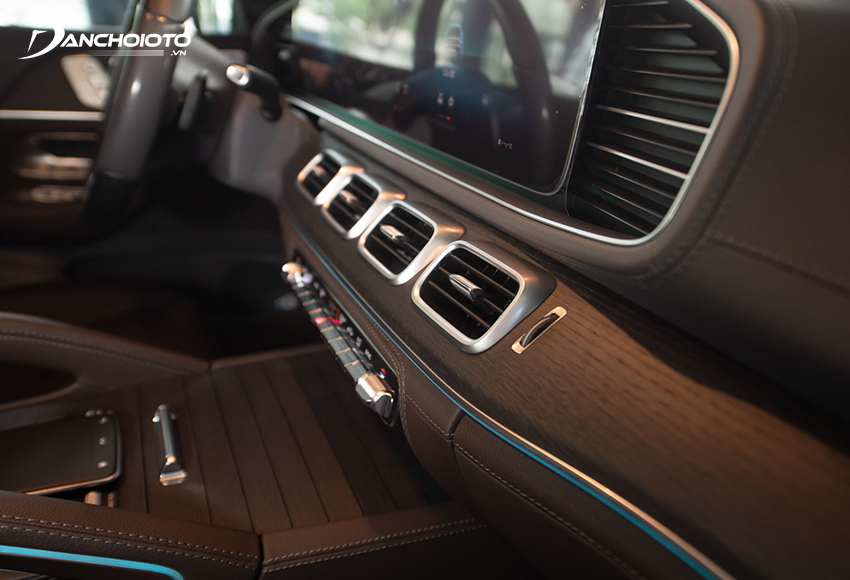 Nội thất Mercedes GLS 450 4AMTIC 2023 được bọc da Artico và ốp gỗ sồi cao cấp