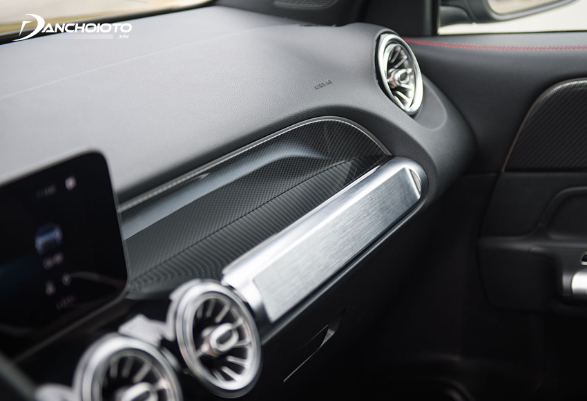 Vật liệu sử dụng nội thất Mercedes GLB khá đa dạng gồm da, kết hợp trang trí ốp vân carbon và ốp nhôm