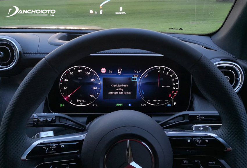 Bảng đồng hồ phía sau trên Mercedes GLC 300 ở dạng full kỹ thuật số với màn hình 12.3inch
