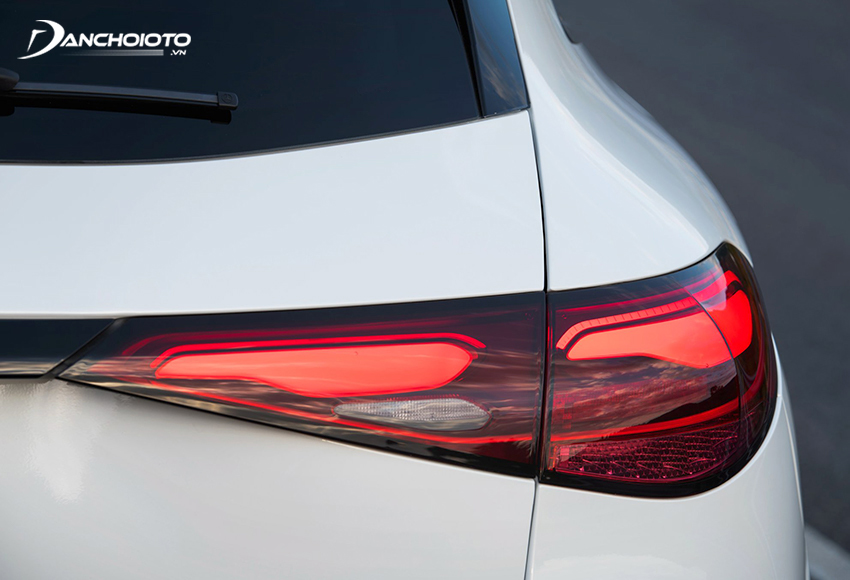 Cụm đèn hậu Mercedes GLC 300 4MATIC nổi bật với đồ hoạ sắc sảo, thiết kế thanh mảnh