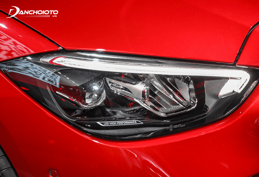 Cụm đèn trước trên Mercedes C200 thế hệ mới được thu gọn và tạo hình góc cạnh hơn