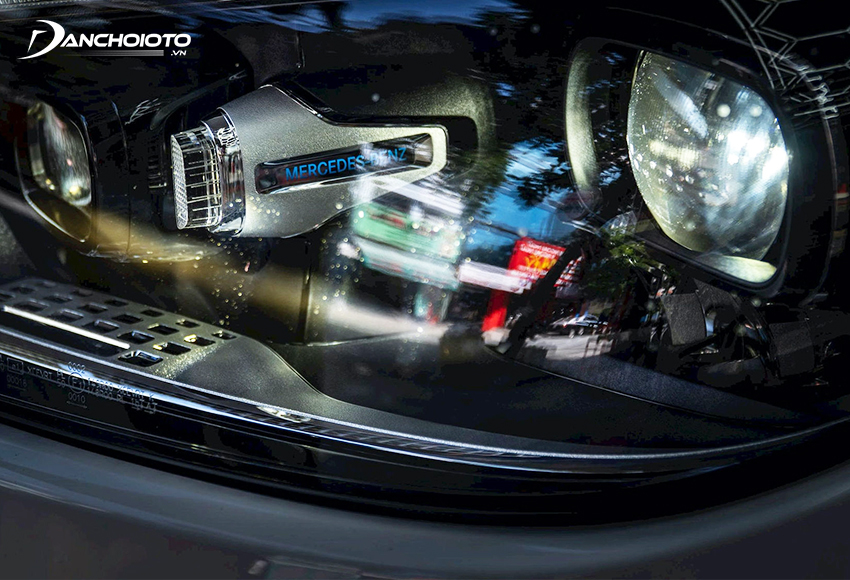 Đèn Digital Light trên Mercedes C300 AMG cấu tạo từ hơn 8.000 chip LED
