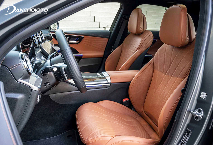 Hàng ghế trước Mercedes C300 AMG 2022 thiết kế thể thao, tích hợp chỉnh điện đa hướng và nhớ vị trí