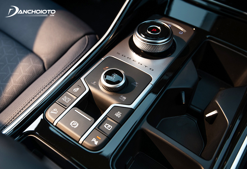 Kia Sorento 2022 là bản Premium và Signature chuyển sang sử dụng chuyển số nút xoay