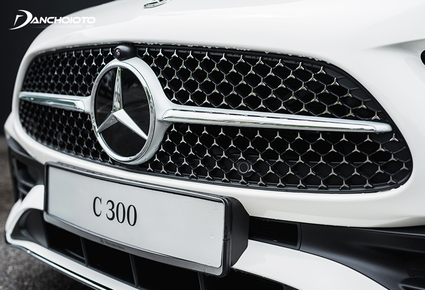 Lưới tản nhiệt kim cương trên Mercedes C300 AMG 2023 được tái thiết kế lung linh, sắc sảo hơn
