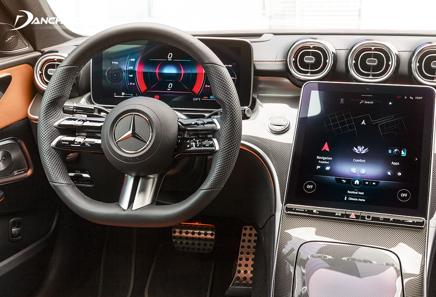 Vô lăng Mercedes C300 AMG 2022 khiến người ta phải phấn khích bởi từ phần nhìn, đến cảm giác cầm nắm lẫn các công năng tích hợp đều hấp dẫn