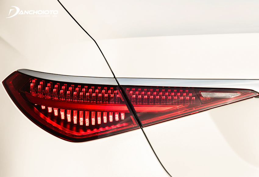 Cụm đèn hậu trên Mercedes S450 2022 thiết kế cực kỳ tinh xảo